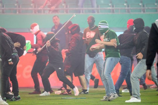 Bătăie pe gazon la un derby important din Europa! S-au împărțit pumni și picioare, iar imaginile aduc aminte de Dinamo - UTA