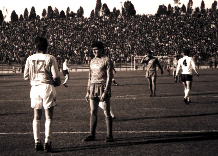 Prunea (stânga) și Hagi (dreapta), într-un duel Steaua - U Cluj, în 1990