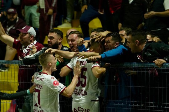 Imaginile descătușării! Cum au sărbătorit împreună fanii și jucătorii Rapidului al doilea gol marcat de Rareș Pop în poarta Unirii Slobozia