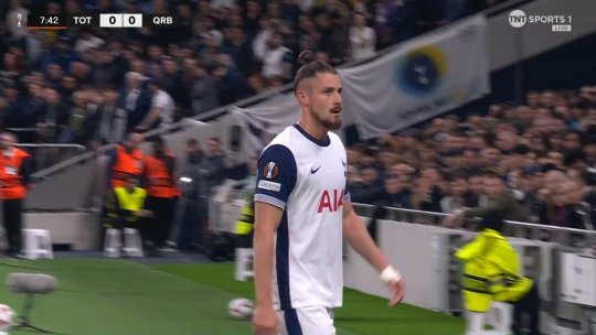 Fanii lui Tottenham au izbucnit după ce Radu Drăgușin a fost eliminat: ”E oribil, ce se gândea?” / ”Să susțin această echipă e un experiment psihologic...”