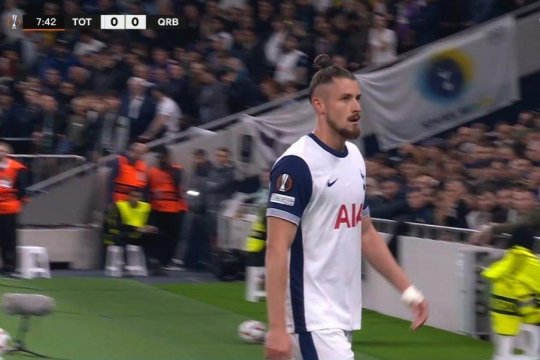 Fanii lui Tottenham au izbucnit după ce Radu Drăgușin a fost eliminat: ”E oribil, ce se gândea?” / ”Să susțin această echipă e un experiment psihologic...”