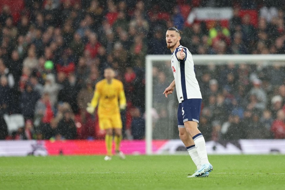 Radu Drăgușin a jucat și joi pentru Tottenham, în Europa League