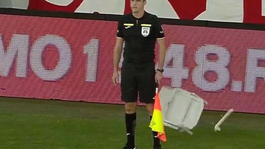 Aproape de dezastru. Un scaun aruncat de dinamoviști a fost aproape să-l lovească pe arbitru, la partida cu Botoșani
