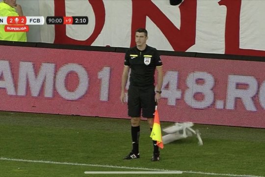 Suporterul care a aruncat cu un scaun spre arbitrul asistent în Dinamo - Botoșani, căutat de Jandarmeria Română
