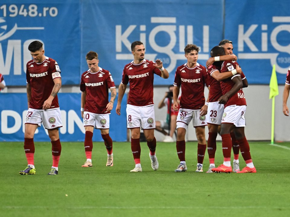 Bucurie a fotbalistilor rapidisti Cristian Ionuț Săpunaru, Claudiu Adrian Mihai Petrila, Florent Hasani, Rareș Mihai Pop, Cristian Marian Manea si Christopher Braun dupa un gol marcat in meciul dintre Universitatea Craiova si Rapid Bucuresti, contand pentru Superliga Superbet, desfasurat pe Stadionul Ion Oblemenco din Craiova, sambata 31 august 2024