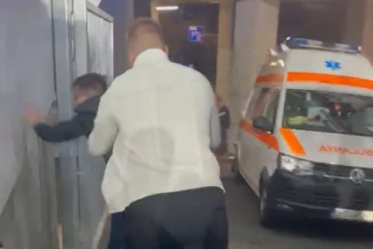 Gest golănesc în timpul meciului Rapid - Oțelul. Un impresar din anturajul gălățenilor l-a brutalizat pe reporterul iAMsport.ro în fața jandarmilor! Au avut de suferit și trimișii Fanatik și Golazo