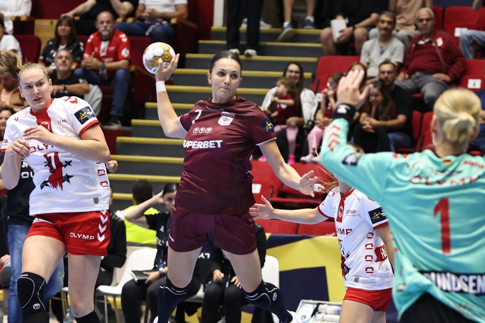 Eliza Iulia Buceschi și Viola Leuchter în meciul de handbal feminin dintre Rapid București și HB Ludwigsburg, contând pentru Liga Campionilor, desfășurat în Sala Polivalentă Ioan Kunst Ghermănescu din București, dumincă 22 septembrie 2024