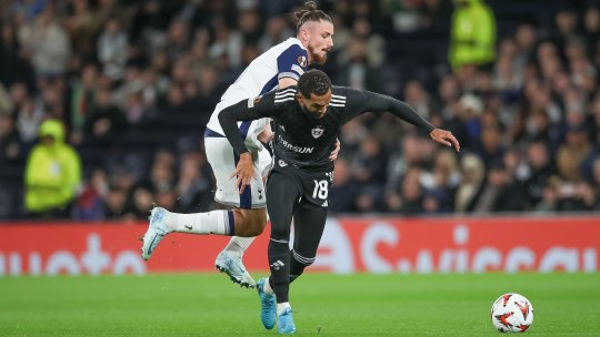 Pe cine a sunat Radu Drăgușin după eliminarea din Tottenham - Qarabag. Sfatul primit de fundașul român