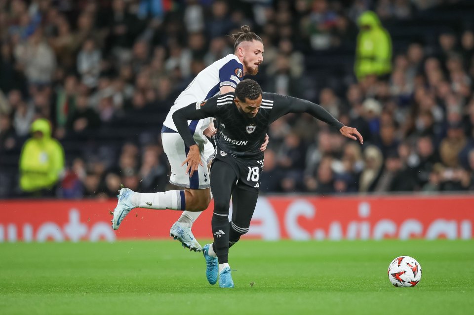 Radu Drăgușin a văzut cartonașul roșu în Tottenham - Qarabag