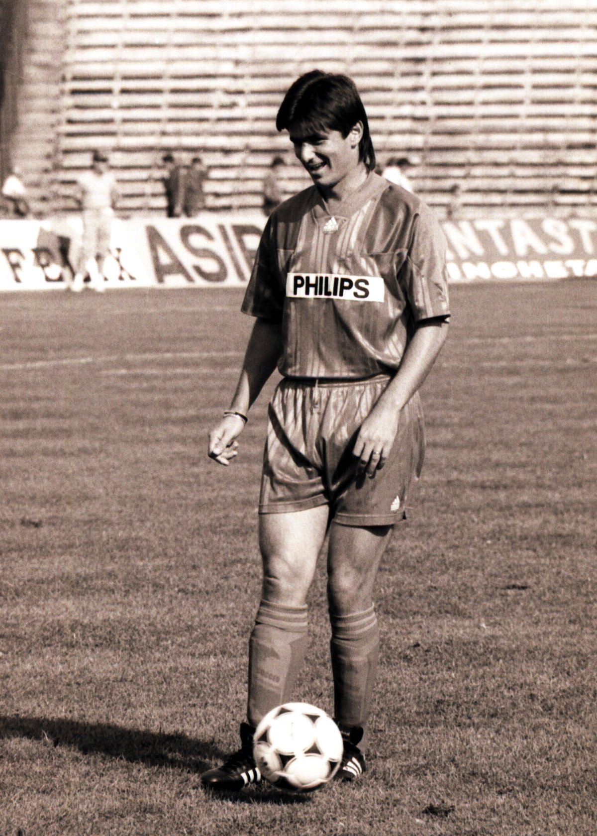 Marius Lăcătuș, cu mingea la picior pe stadionul din Craiova