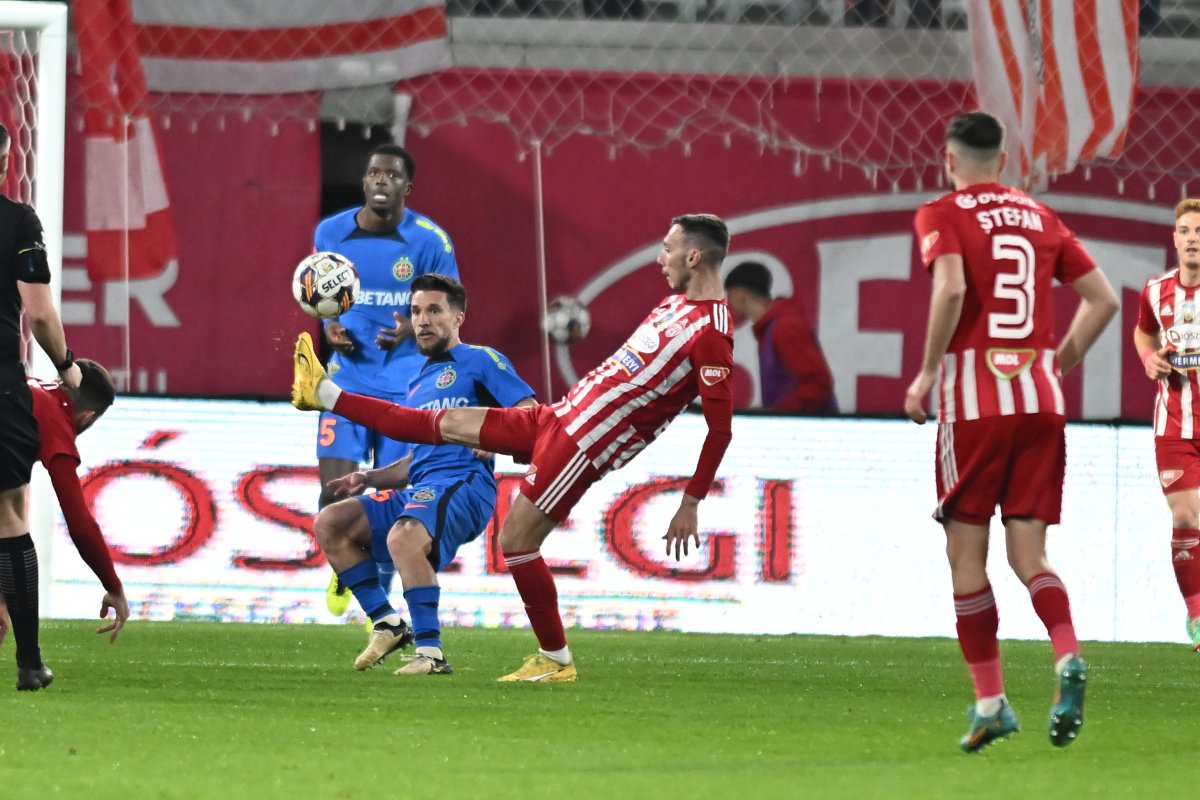 Sherif Kallaku, Alexandru Mihail Baluță si Joyskim Aurelien Dawa Tchakonte in meciul de fotbal dintre Sepsi OSK Sfantu Gheorghe si FCSB, contand pentru Play off-ul Superligii Superbet, desfasurat pe Sepsi Arena din Sfantu Gheorghe, miercuri 24 aprilie 2024