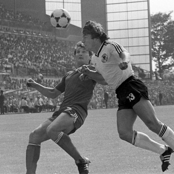 La Euro '84, Coraș (stânga, în duel cu Matthäus) a marcat golul nostru în partida cu RFG (1-2)