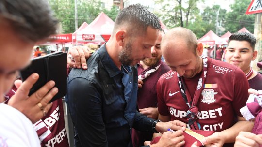 Vladimir Bozovic, petrecere cu lăutari și dedicații după un meci de old-boys al Rapidului. Imaginile cu fostul idol din Giulești