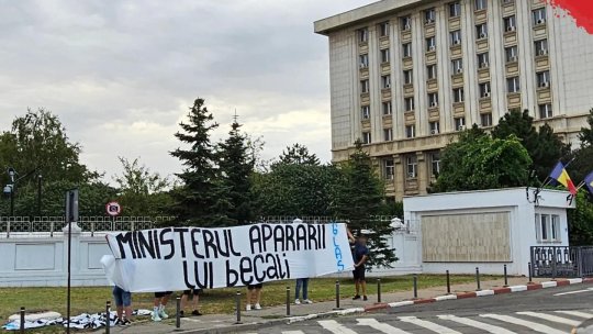 Fanii Stelei, mesaje ”cu dedicație” pentru Gigi Becali, guvern și Marcel Ciolacu: ”Ciobanul conduce două palate” + Reacția patronului de la FCSB