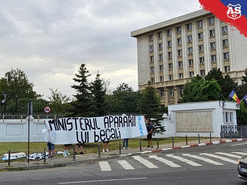 Fanii Stelei, mesaje ”cu dedicație” pentru Gigi Becali