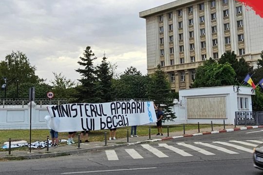 Fanii Stelei, mesaje ”cu dedicație” pentru Gigi Becali, guvern și Marcel Ciolacu: ”Ciobanul conduce două palate” + Reacția patronului de la FCSB