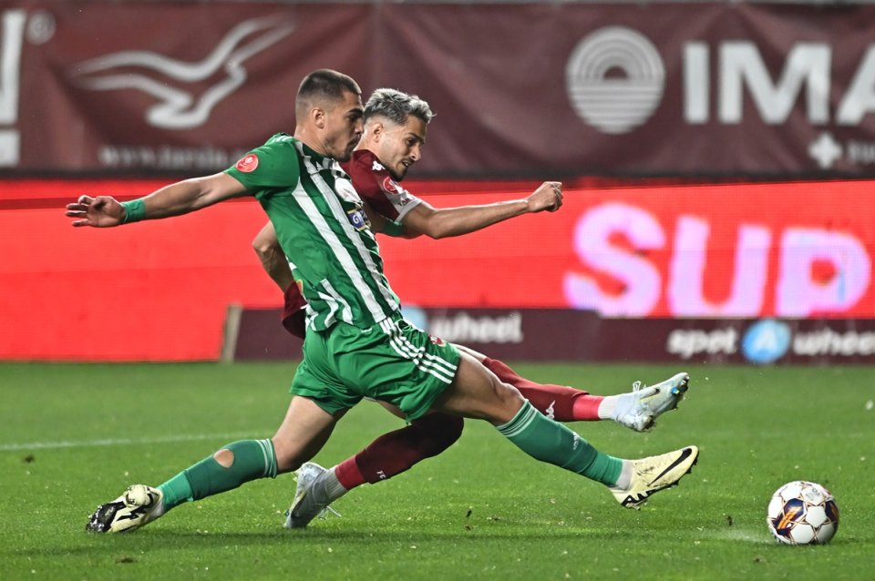 Denis Ciobotariu, în duel cu Albion Rrahmani.