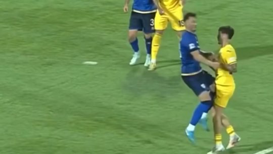 Penalty neacordat pentru România împotriva Kosovo? Lovitura care l-a lăsat pe Dennis Man întins pe gazon