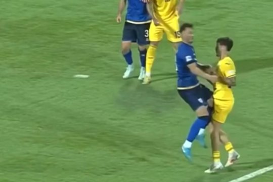 Penalty neacordat pentru România împotriva Kosovo? Lovitura care l-a lăsat pe Dennis Man întins pe gazon