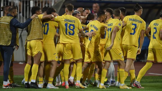 Fanii kosovari i-au luat la țintă cu sticle pe fotbaliștii români după victoria clară a ”tricolorilor”! Cum a reacționat Radu Drăgușin