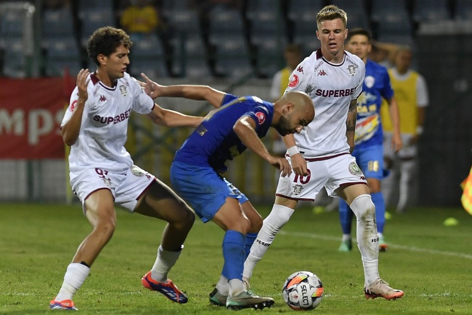 Dario Canadija, Omar El Sawy și Claudiu Petrila în meciul de fotbal dintre Gloria Buzău și Rapid, contând pentru SuperLiga, desfășurat pe Stadionul Gloria din Buzău, sâmbătă 10 august 2024