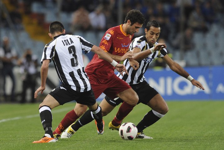 Mauricio Isla (stânga) și Mehdi Benatia (dreapta) au jucat cu Torje la Udinese