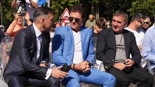 A fost dezvelită statuia dedicată Generației de Aur! Imagini cu monumentul ridicat în onoarea lui Hagi, Popescu & Co