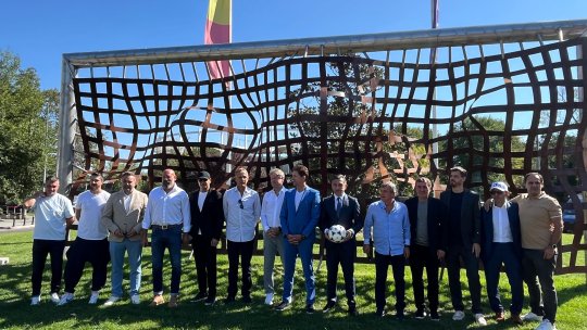 Cum arată miniaturile monumentului primite de membrii Generației de Aur. Doar 194 au fost făcute