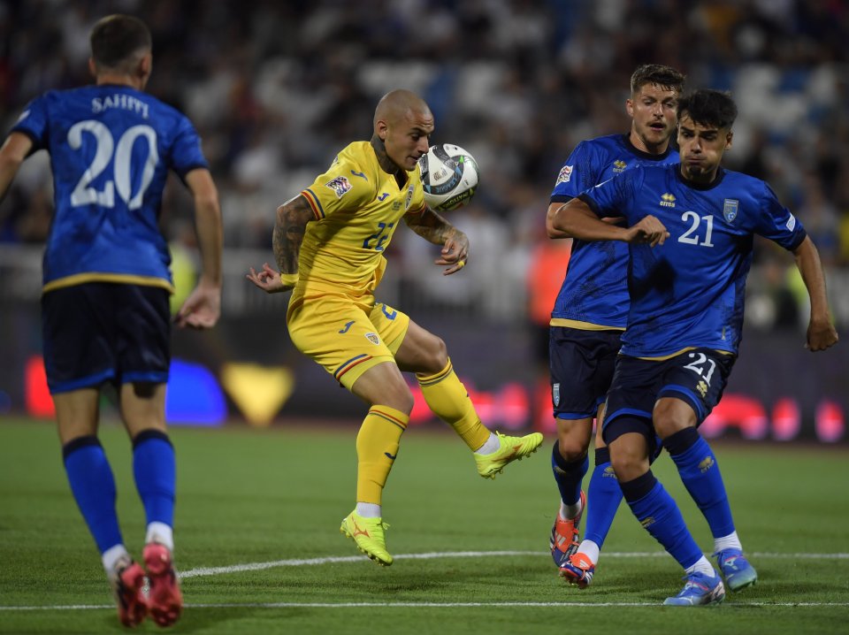 Alexandru Mitriță și Donat Rrudhani în meciul dintre Kosovo și România, contând pentru Liga Națiunilor, desfășurat pe Stadionul Fadil Vokrri din Priștina, vineri 6 septembrie 2024