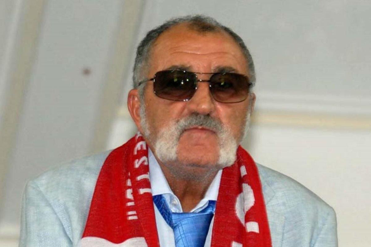 Ion Țiriac, cu fularul lui Dinamo la gât