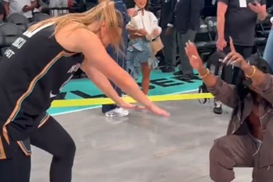 Sabrina Ionescu, plecăciuni în fața lui Jordan Chiles, după ce americanca a pierdut medalia de bronz