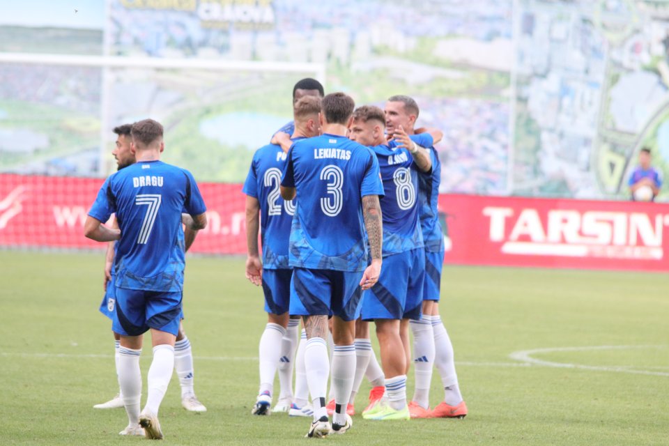 Fotbaliștii craioveni se bucură dupa un gol marcat în meciul de fotbal dintre FCU 1948 Craiova și AFC Chindia Târgoviște, contând pentru Liga 2 Casa Pariurilor, desfășurat pe Stadionul Ion Oblemenco din Craiova, duminică 11 august 2024