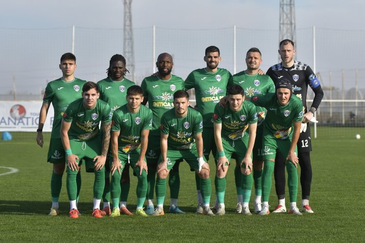 Buzoienii au învins în Antalya locul 3 din Azerbaidjan, Turan Tovuz, cu 2-0, goluri Budescu și Ișfan, însă antrenorul Eugen Neagoe a acuzat "amatorismul" șefilor clubului și spune că Gloria are șanse infime să evite retrogradarea