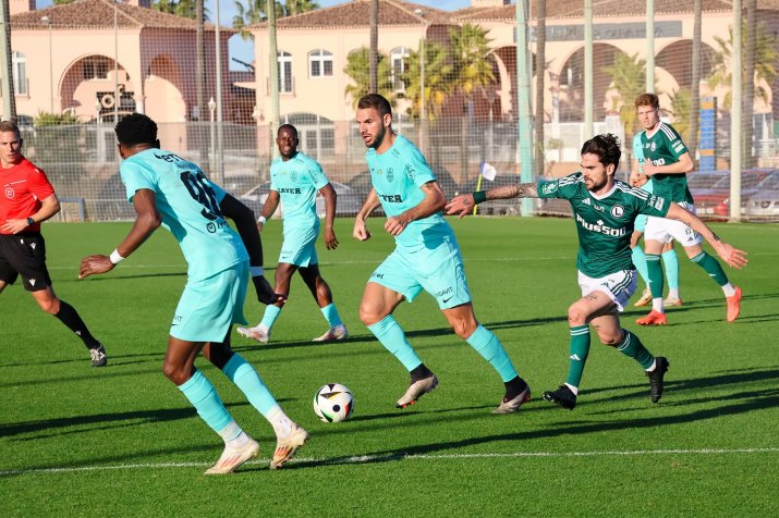 În cel mai tare amical din cantonamentul de la Oliva Nova, elevii lui Dan Petrescu a remizat cu Legia Varșovia, 2-2. Ambele goluri ale "feroviarilor" au fost marcate de Tachtsidis (în mijloc, la minge)