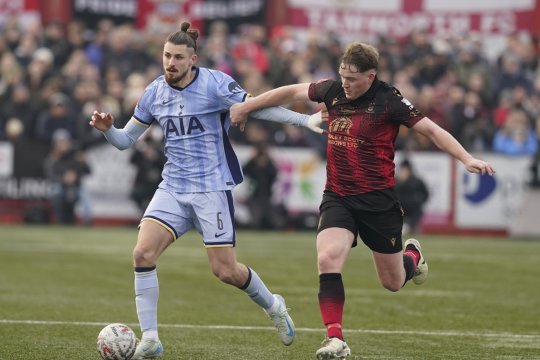 Ce fac stranierii români. Drăgușin, calificare alături de Tottenham în Cupa Angliei. Înfrângere pentru Răzvan Lucescu