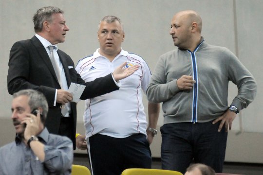 Cum l-a enervat Gigi Corsicanu pe Ovidiu Ioanițoaia în direct. ”Replica” ziaristului a stârnit hohote de râs în culise