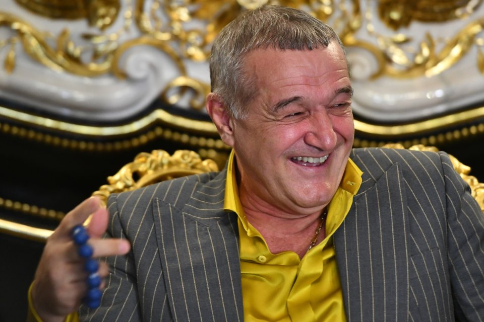 Gigi Becali, în timpul unei conferințe de presă la Palat