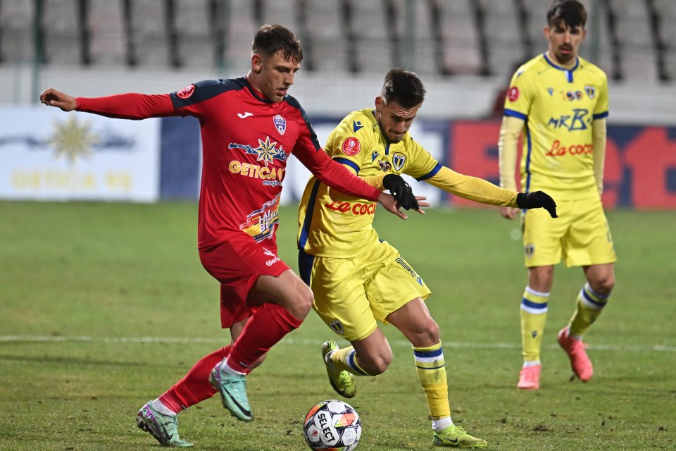 Constantin Dragos Albu si Mihnea Gabriel Radulescu in meciul de fotbal dintre Gloria Buzau si Petrolul Ploiesti, contand pentru Superliga Superbet, desfasurat pe Stadionul Municipal din Buzau, luni 11 noiembrie 2024