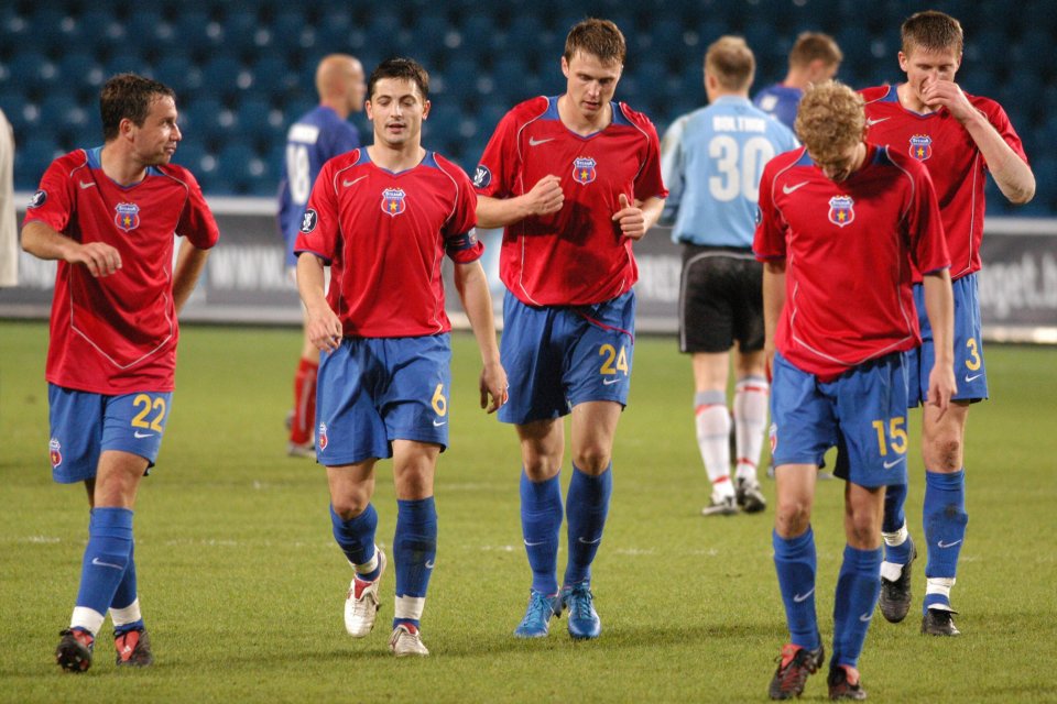 Fotbalistii stelisti Sorin Paraschiv, Mirel Radoi, Sorin Ghionea, Mihai Nesu si Dorin Goian sunt bucurosi dupa meciul de fotbal dintre Valerenga FC si Steaua Bucuresti, contand pentru Cupa UEFA, disputat pe Stadionul Ullevaal din Oslo, miercuri 14 septembrie 2005.