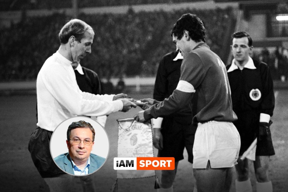 Bobby Charlton și Mircea Lucescu fac schimb de fanioane înainte de Anglia - România, scor 1-1, meci jucat pe 15 ianuarie 1969