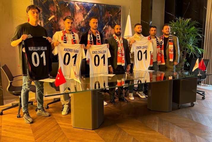 Andrei (al doilea din stânga) a fost prezentat azi oficial la Adanaspor, alături de celelalte achiziții ale iernii