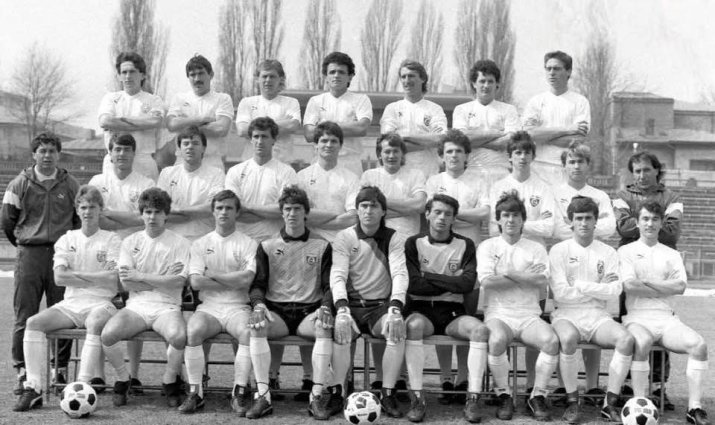 În vara lui 1986, Mircea Lucescu a transferat la Dinamo doi dintre cei mai iubiți fotbaliști ai Craiovei Maxima, Balaci (al treilea din stânga, pe rândul de sus) și Cămătaru (al patrulea din stânga, pe rândul din mijloc)