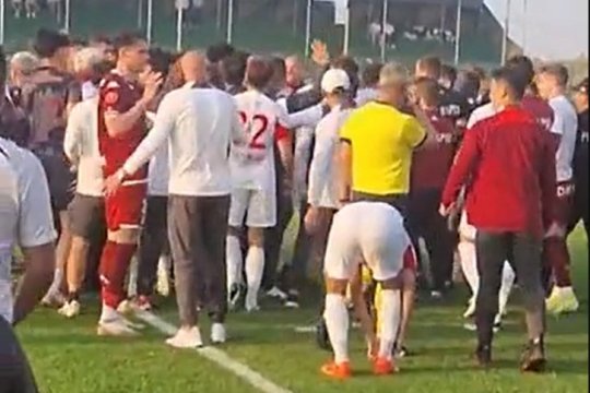 Bătaie în toată regula la ultimul amical al Rapidului din Emirate. De la ce a pornit totul