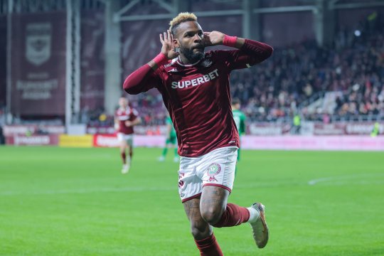 Victor Angelescu a anunțat că Rapid îl va sancționa pe Aaron Boupendza după ce a refuzat să revină din Dubai: ”Nu își are locul!”