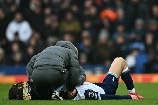 Radu Drăgușin s-a umplut de sânge în Everton - Tottenham. Fundașul român, criticat de britanici: ”A păcălit fotbalul”
