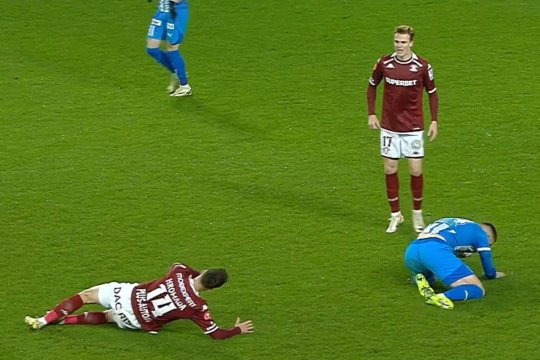 Scene greu de privit la Rapid - Universitatea Craiova! Fotbalistul care a mai avut mari probleme medicale, scos cu targa din teren. Ce s-a întâmplat