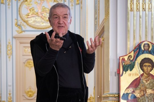 Gigi Becali s-a dus peste jucătorii FCSB să-i învețe cum să lovească mingea, dar s-a făcut de râs: ”S-a prins de gresia aia și...”