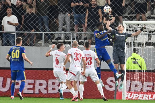 Revenire importantă în lotul lui Dinamo, după două luni de absență. Fotbalistul s-a îmbarcat în avion și a plecat alături de ”câini” în Antalya