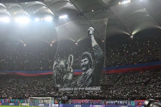Spectacol în tribune la meciul FCSB - Manchester United. Scenografie specială în memoria lui Helmut Duckadam