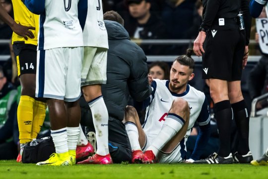 Probleme pentru Mircea Lucescu. Radu Drăgușin a ieșit accidentat din meciul Tottenham-Elfsborg